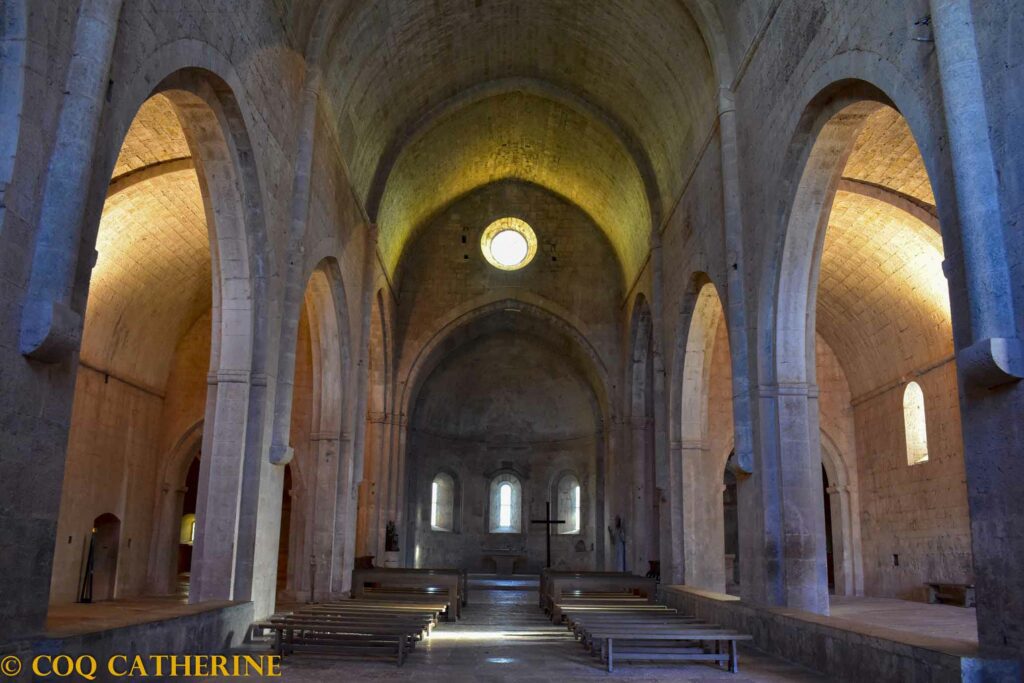 l’intérieur de l’Abbaye cistercienne du Thoronet avec des voutes et colonnes