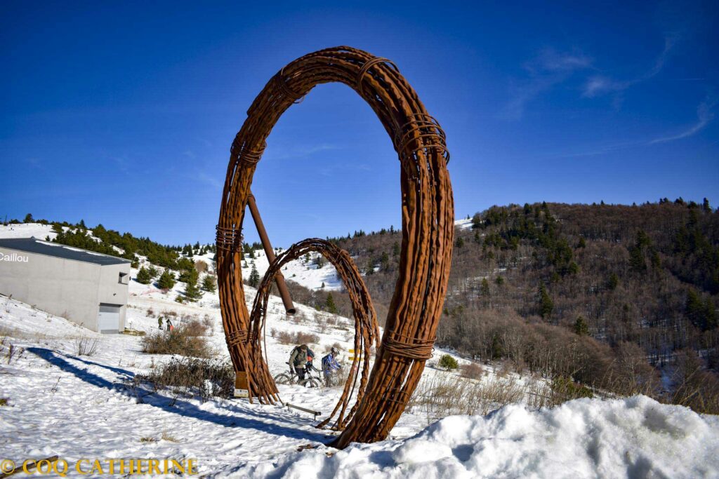 Sculpture artistique en rond et en métal de la montagne de Lure avec la neige