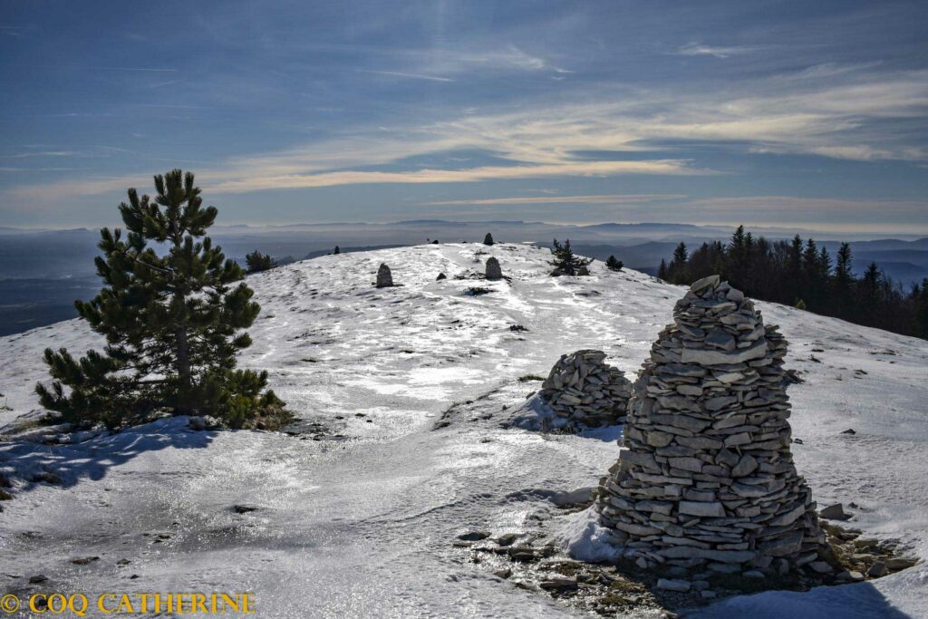 Les cairns de rocher de la montagne de Lure avec la neige et le panorama