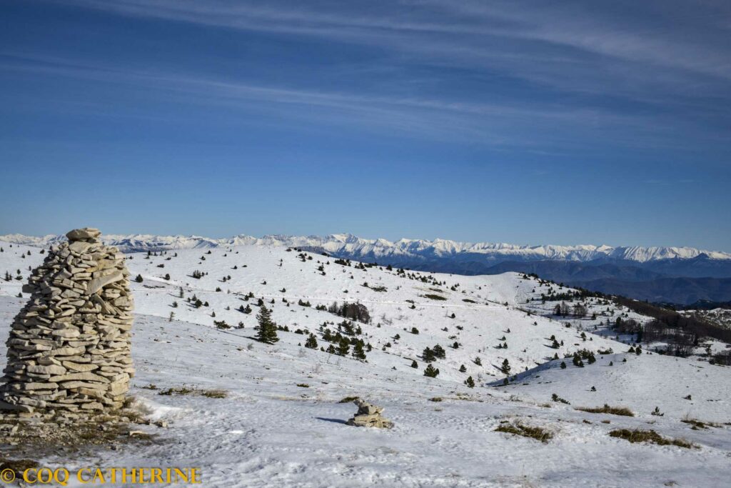Les cairns de rocher de la montagne de Lure avec la neige et le panoram asur les montagnes enneigées