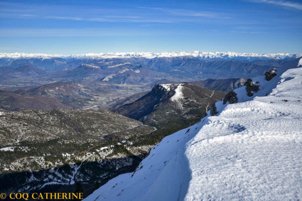 Une corniche de neige au sommet de la montagne de Lure avec le panorama sur les sommets enneigés