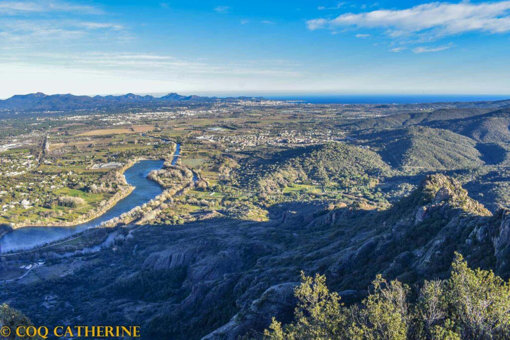 Depuis le Rocher de Roquebrune, le panorama sur la vallée de l’Argens, l’Esterel et la mer