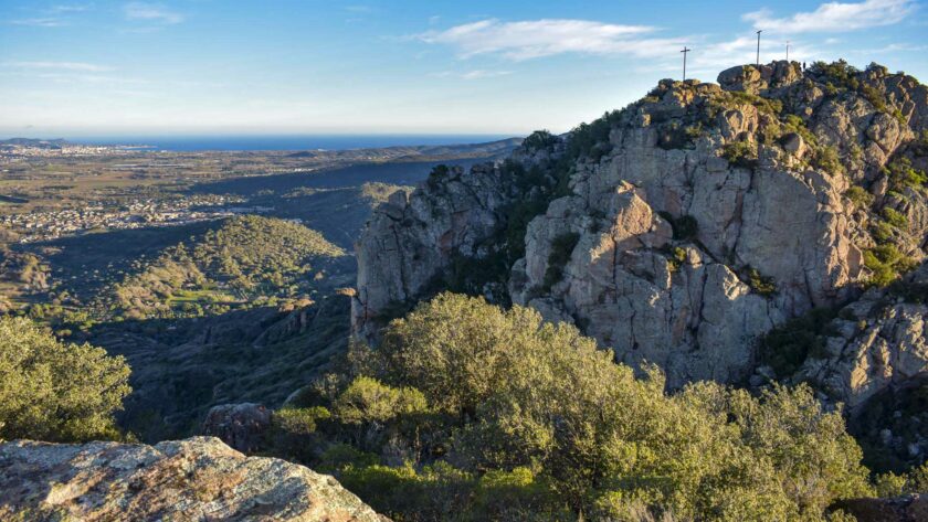 Le sommet du rocher de Roquebrune avec les 3 croix et le panorama sur la mer