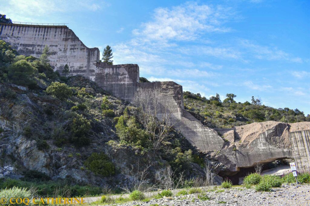 Le long mur en ruine du barrage de Malpasset.