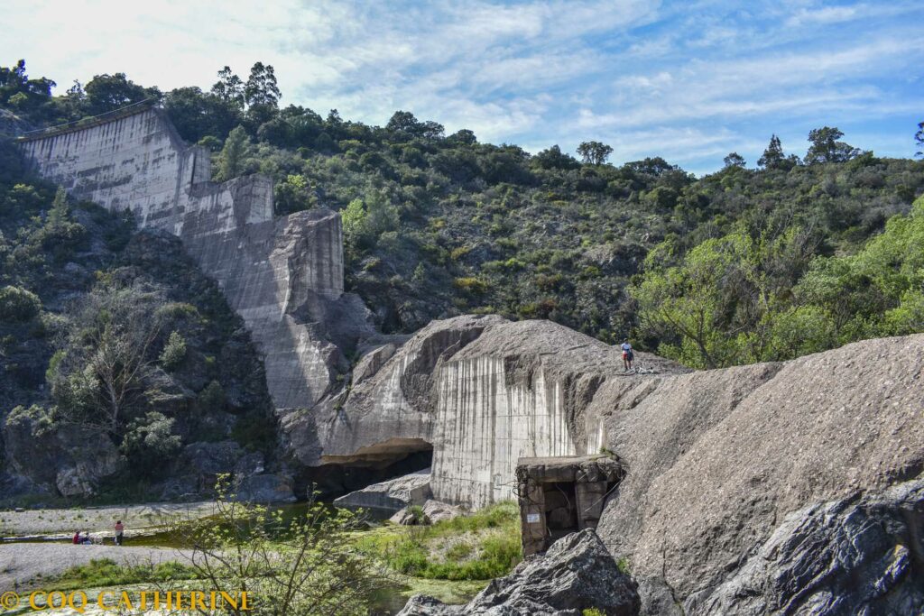 Le long mur en ruine du barrage de Malpasset.