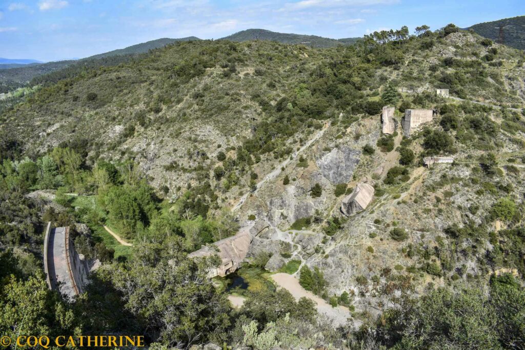 Vue depuis le haut sur les ruines du mur du barrage de Malpasset 