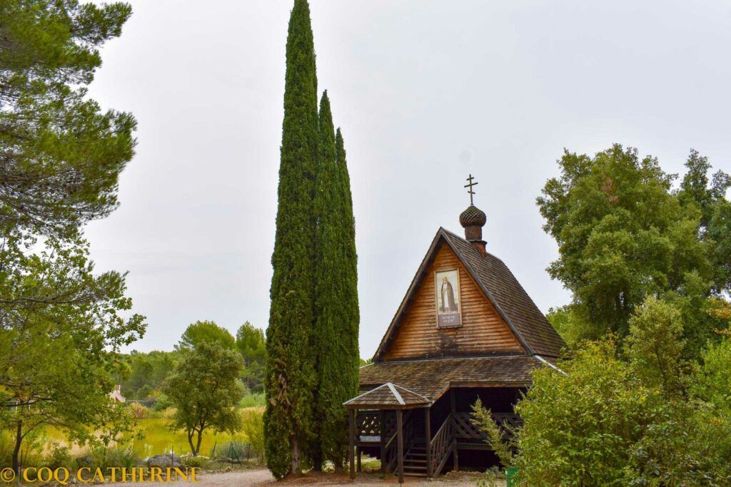 la chapelle de Saint Séraphim de Sarov en bois avec les cyprès