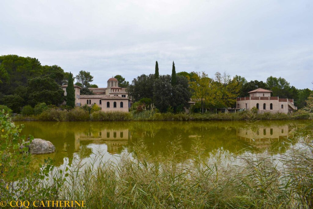 le monastère insolite de Saint Michel du Var avec le lac et des plantes