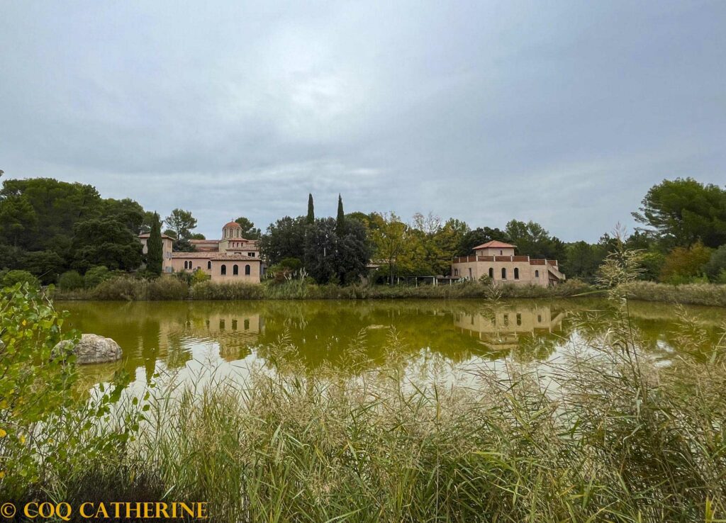 le monastère insolite de Saint Michel du Var avec le lac et les plantes