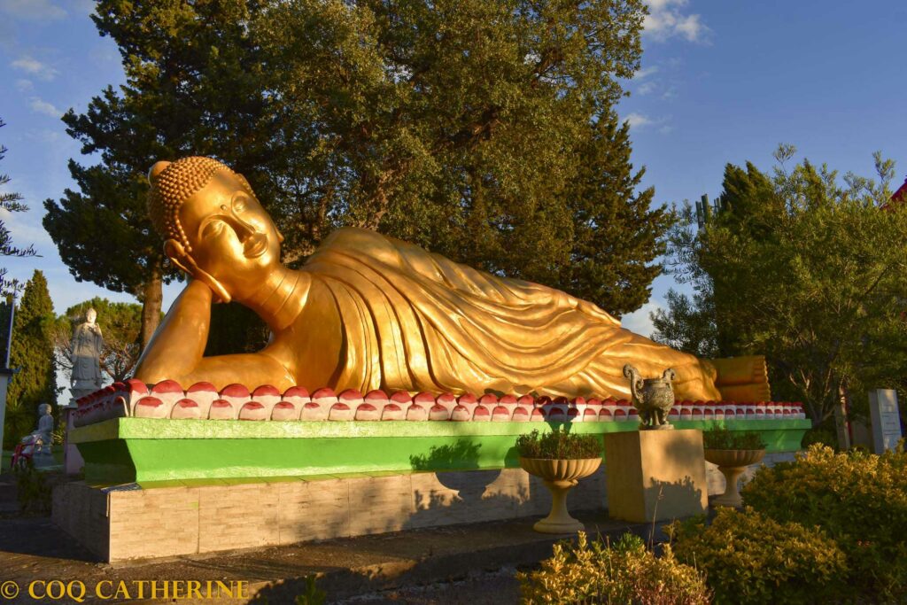 site insolite du Var avec le buddha couché