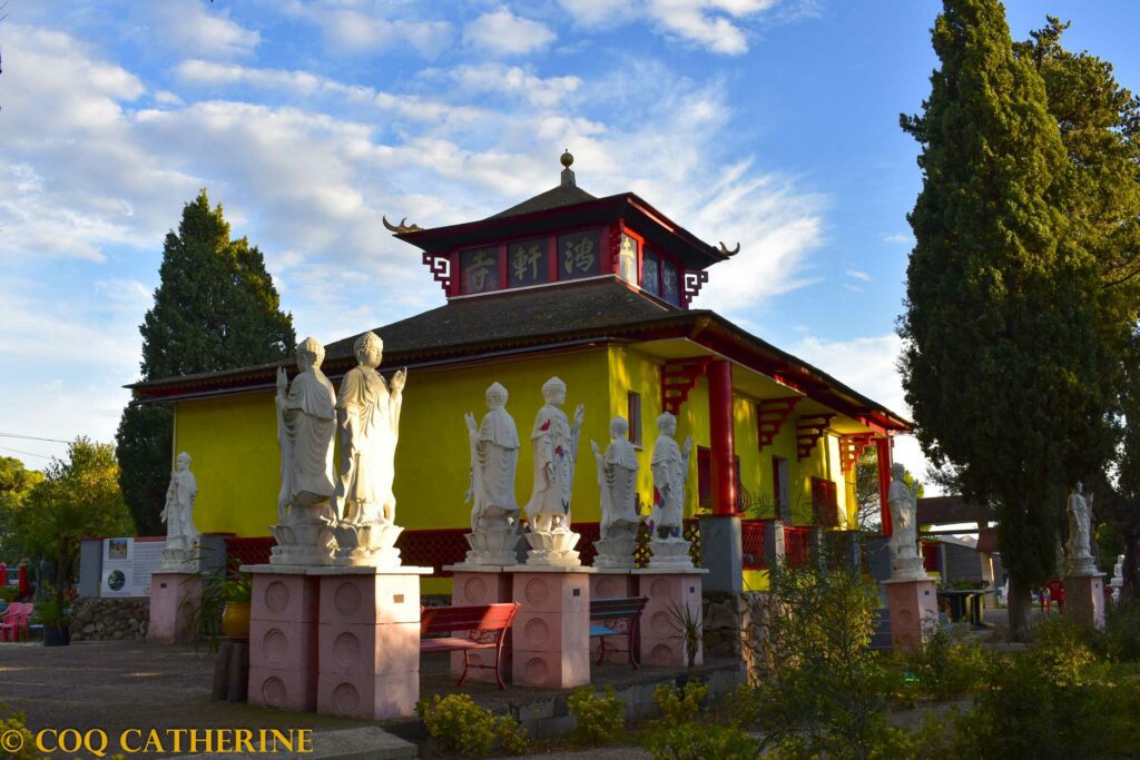 la pagode bouddhiste de Hông Hien Tû avec des statues