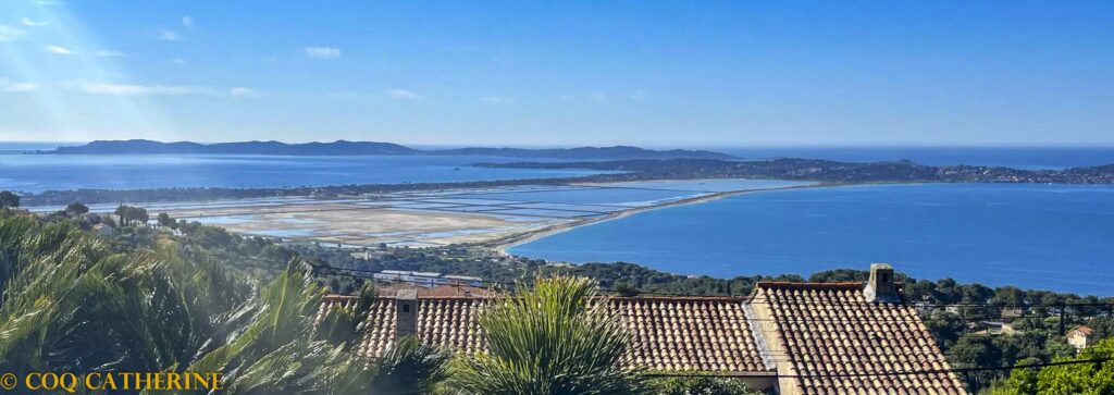 Panorama sur le double tombolo avec les marais et entouré de la mer de la presqu’ile de Giens