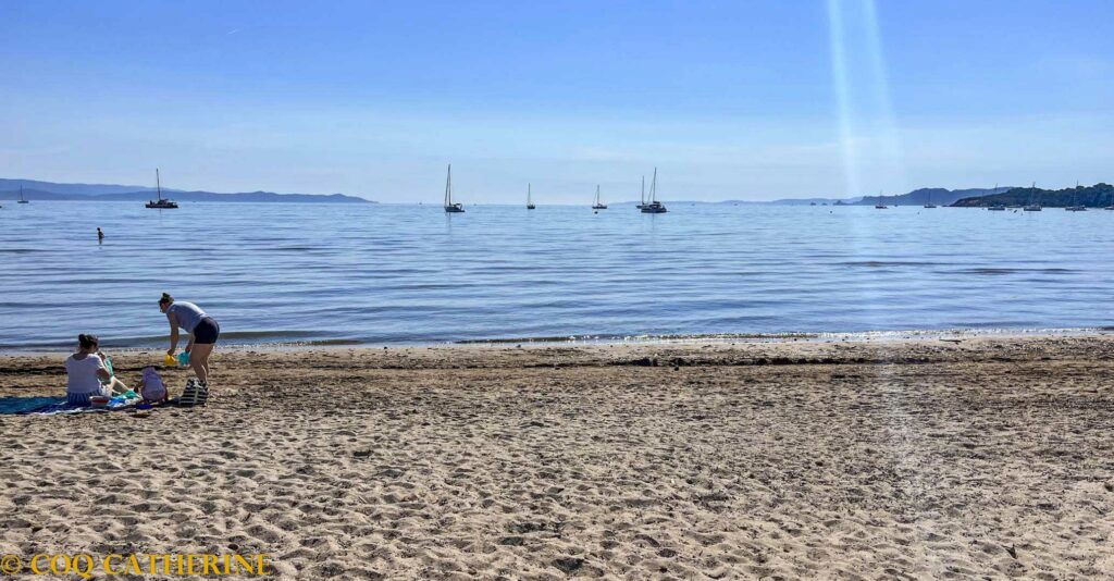 Des personnes sur la plage de la Badine de la presqu’ile de Giens