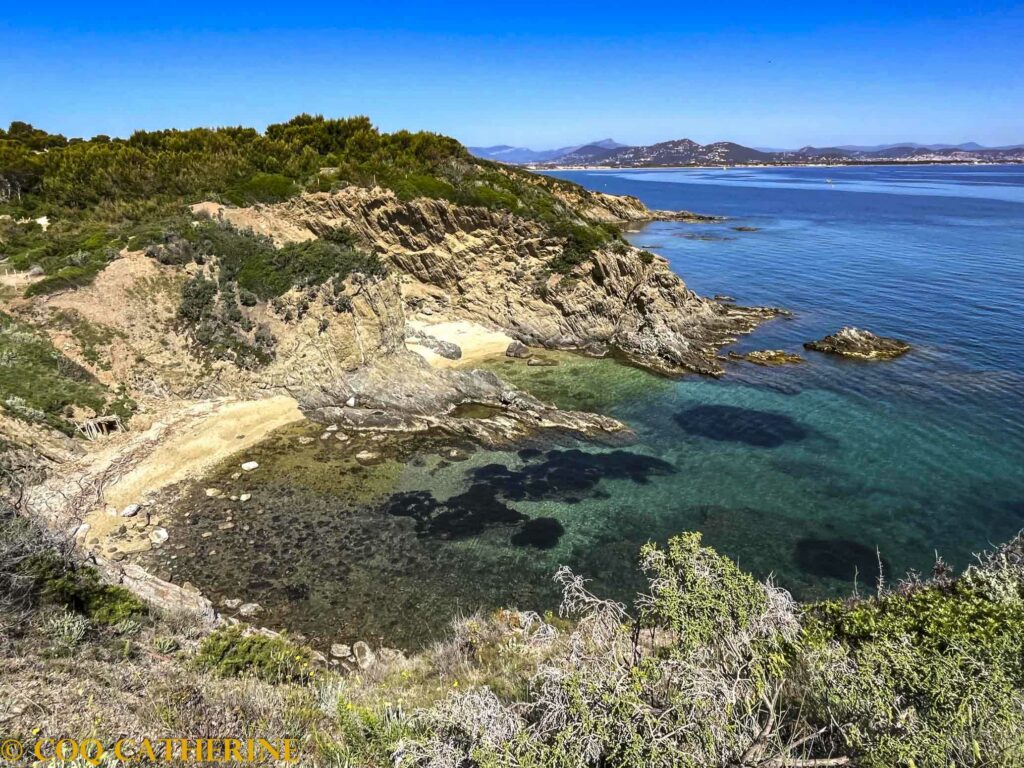 Une crique avec l’eau turquoise sur sentier du littoral de la Presqu’ile de Giens