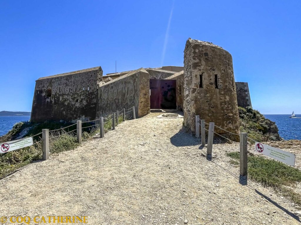 Le fort de la Tour Fondue de la presqu’ile de Giens avec la mer