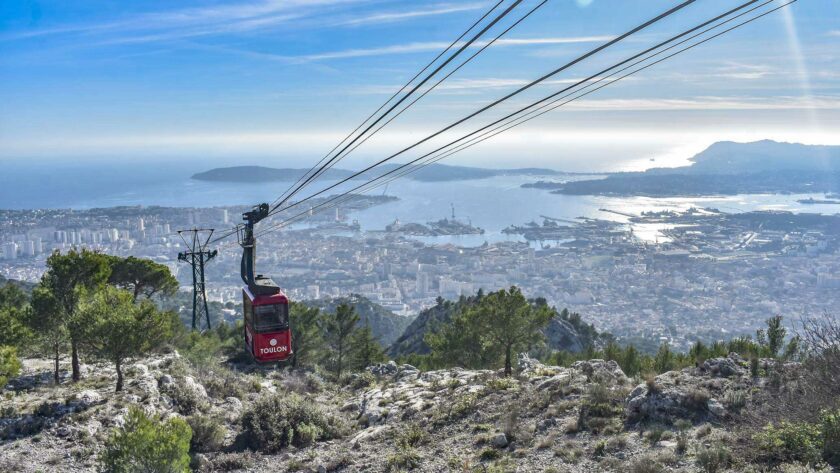Depuis la rando au Mont Faro, le panorama sur le téléphérique avec le sur la rade de Toulon