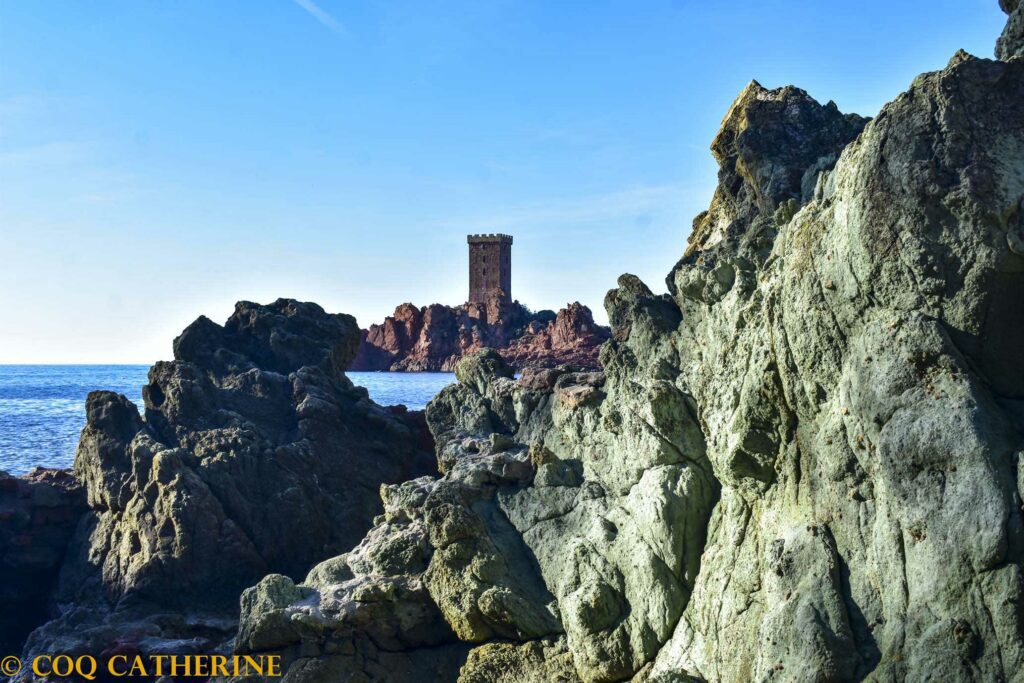 La tour de l’ile d’Or et les falaise d’esterellite bleue