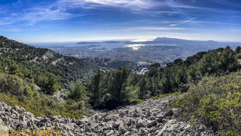 Panorama sur la ville de Toulon depuis la rando au Mont Faron