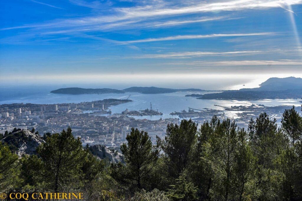 Panorama sur la ville de Toulon depuis la rando au Mont Faron