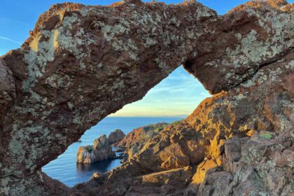 L’arche de pierre du Cap Dramont avec la vue sur les falaises de l’Esterel et la mer