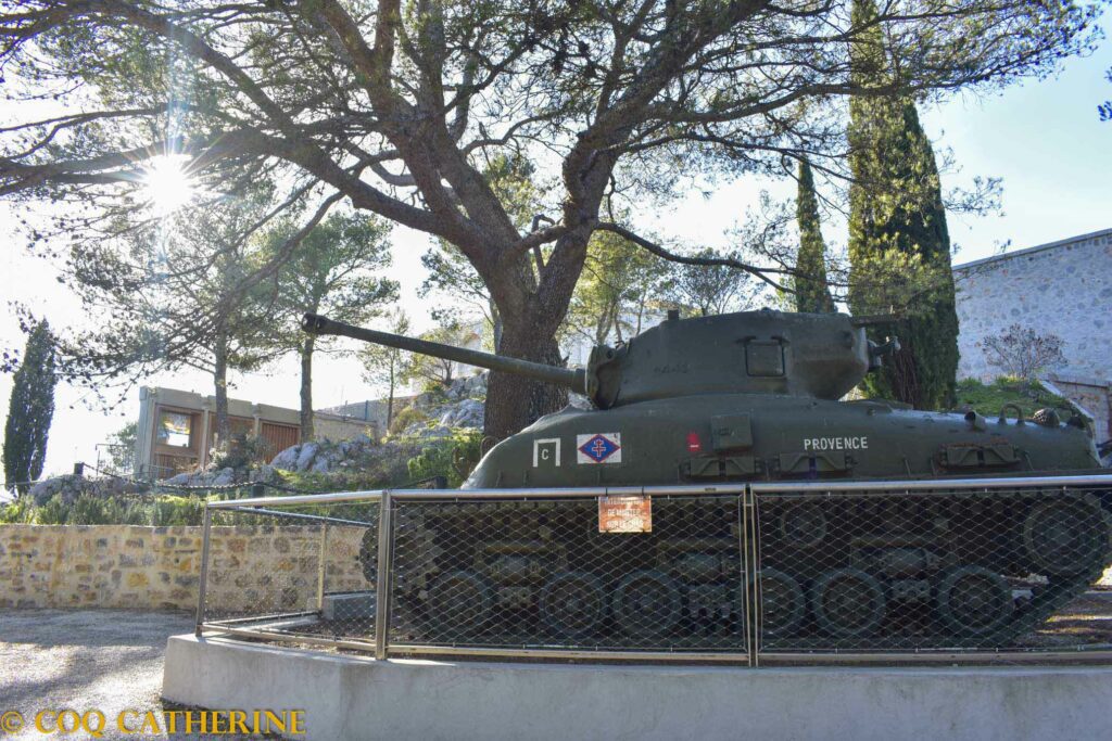 Un char d’assaut devant le musée Mémorial du Déparquement