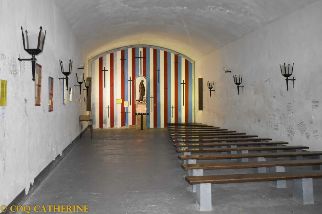 L’intérieur du sanctuaire de Notre Dame du Mont Faron avec la statue de la Vierge