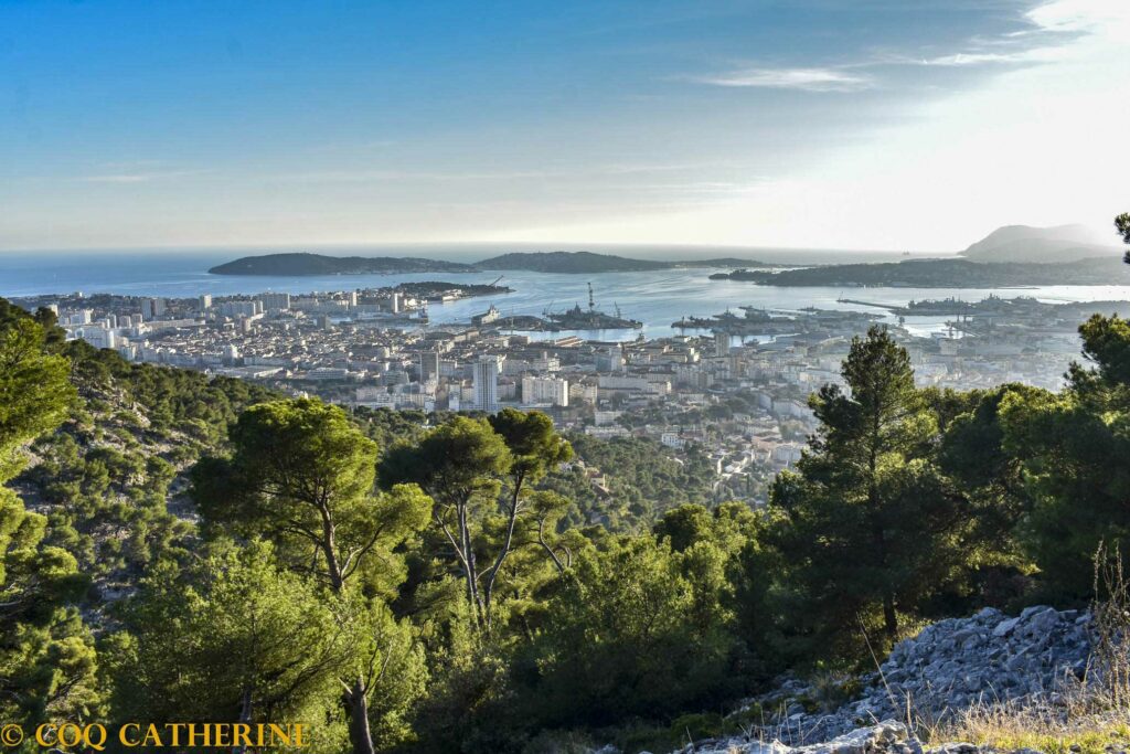 Panorama sur la ville et la rade de Toulon depuis la rando au Mont Faron
