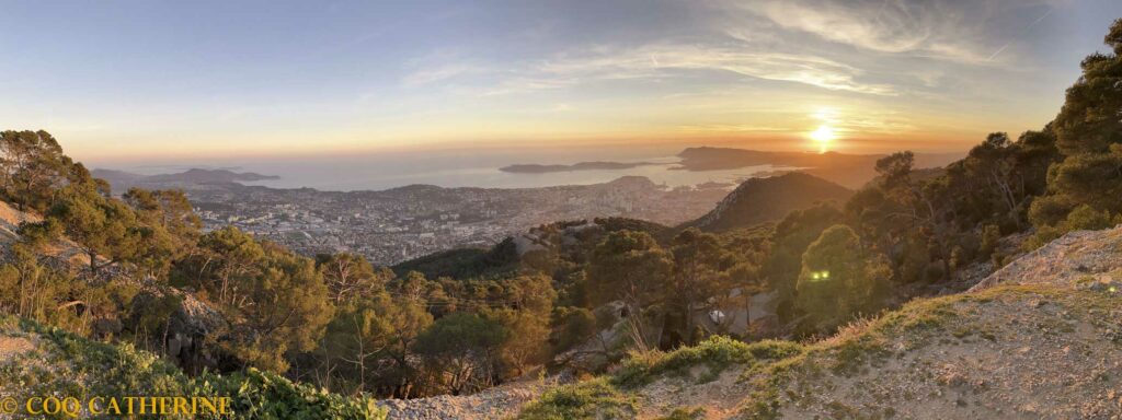 Panorama depuis le Mont Faron sur la rade de Toulon au coucher du soleil