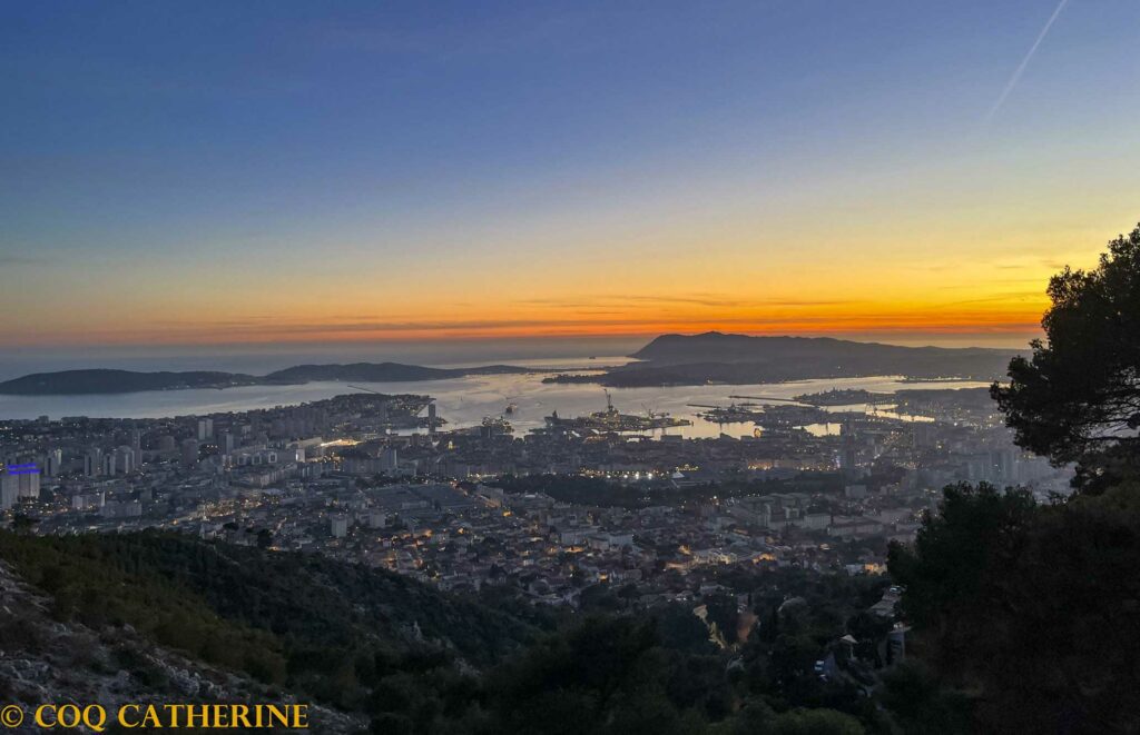 Panorama depuis le Mont Faron sur la rade de Toulon au coucher du soleil