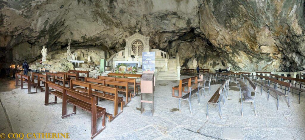 panorama sur l’intérieur de la grotte église de la Sainte Baume avec des bancs et l’Autel