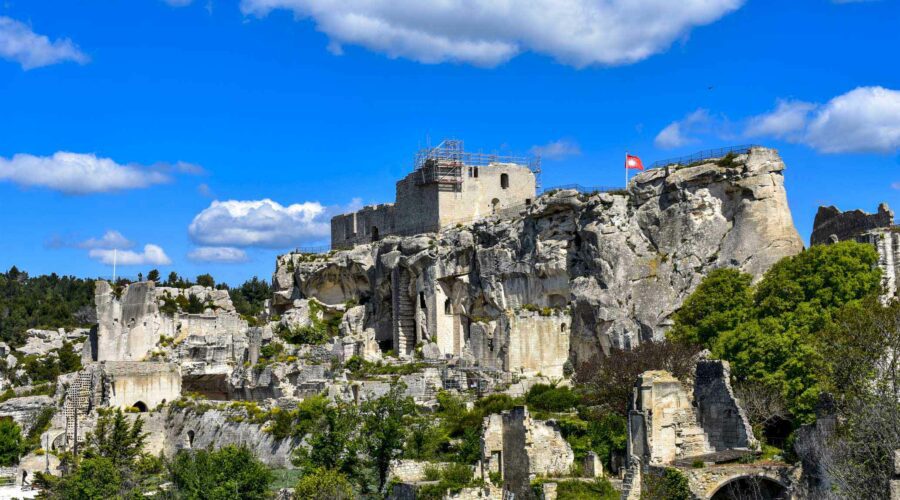 Les ruines du château des Baux de Provence sur les falaises