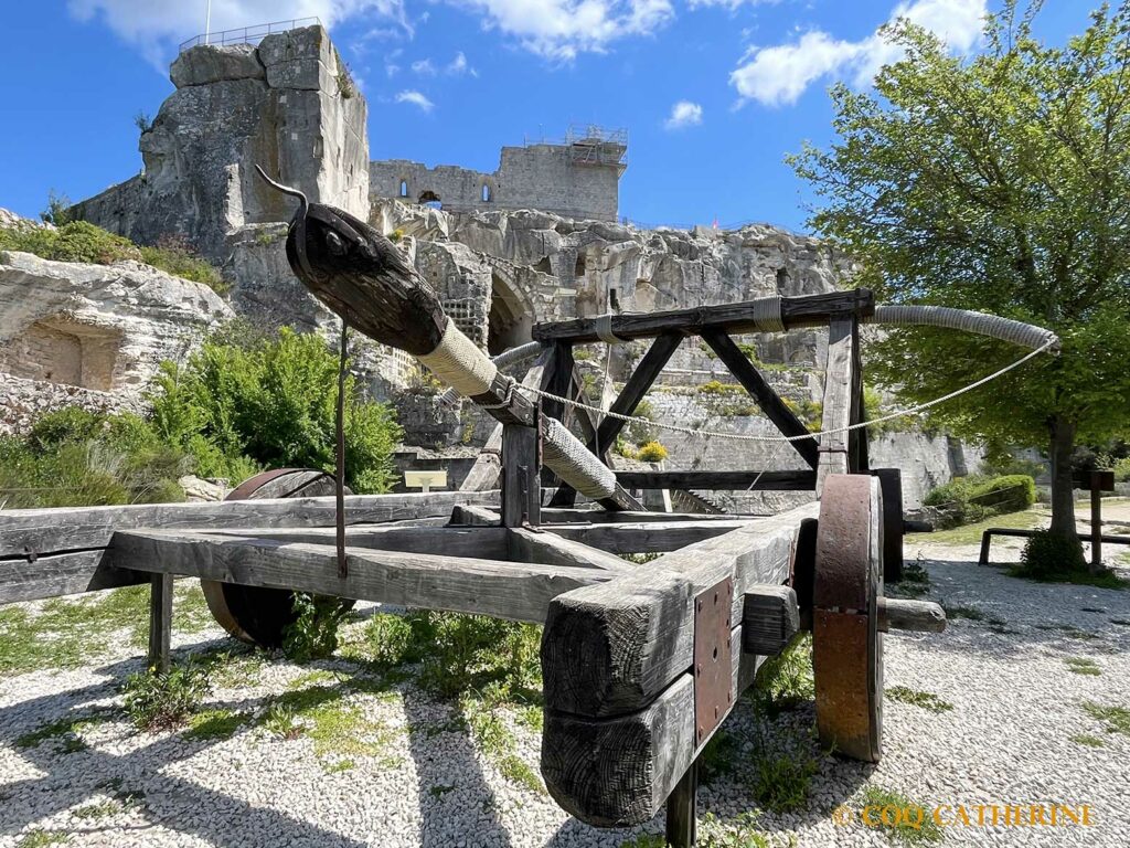 Une catapulte devant le château des Baux de Provence
