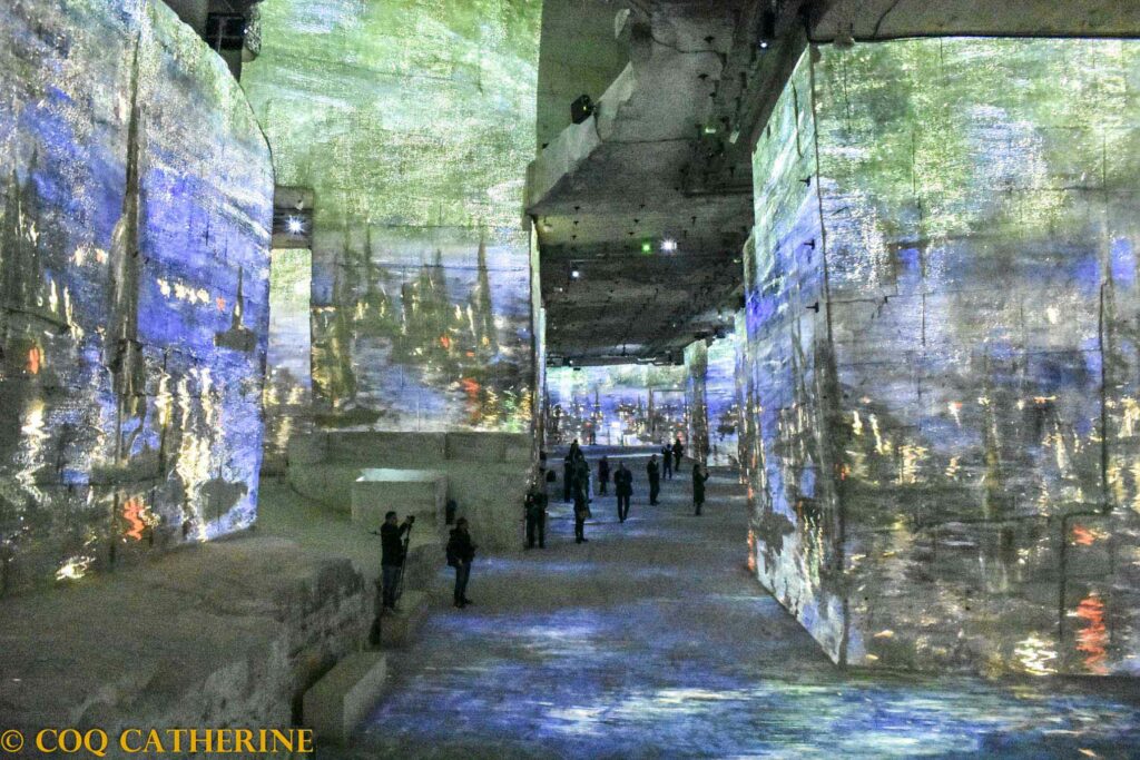 Projections des tableaux de Monet sur les murs des Carrières de Lumières