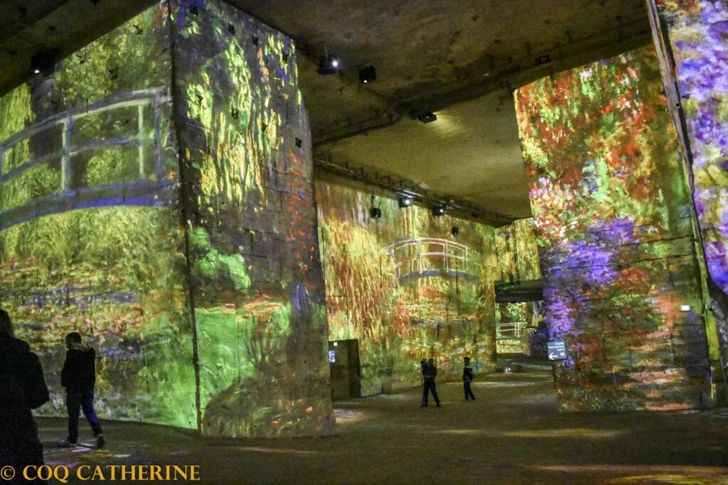 Projections des tableaux de Monet sur les murs des Carrières de Lumières
