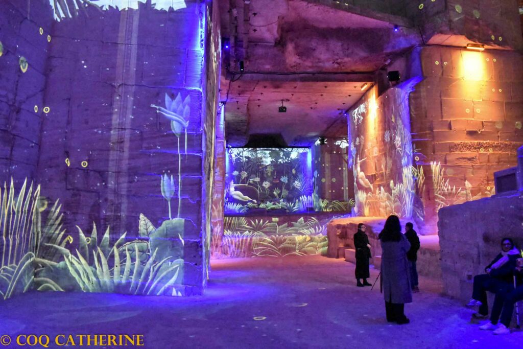 Projections des tableaux du Douanier Rousseau avec des paysages de jungle feerique, sur les murs des Carrières de Lumières