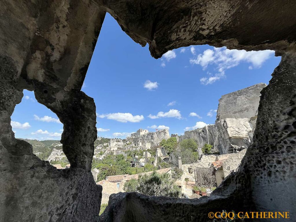 Panorama sur les ruines du château des Baux de Provence au travers d’un trou dans la roche
