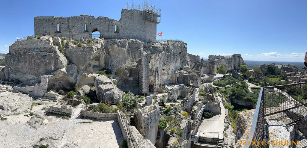 Panorama sur les ruines du château des Baux de Provence sur les falaises