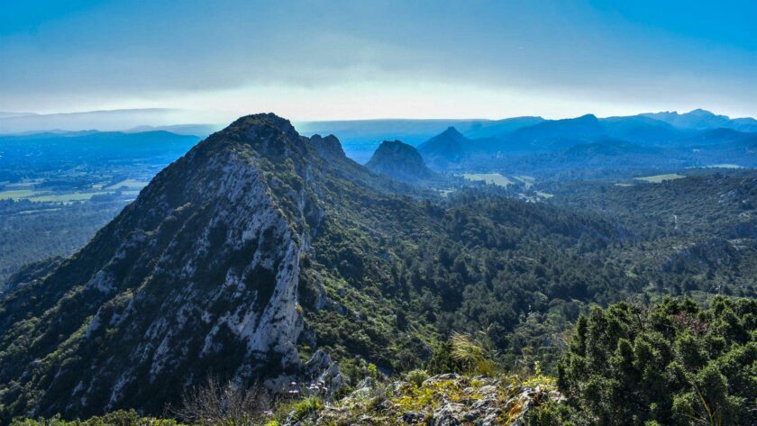 Panorama aérien sur la crête des Alpilles