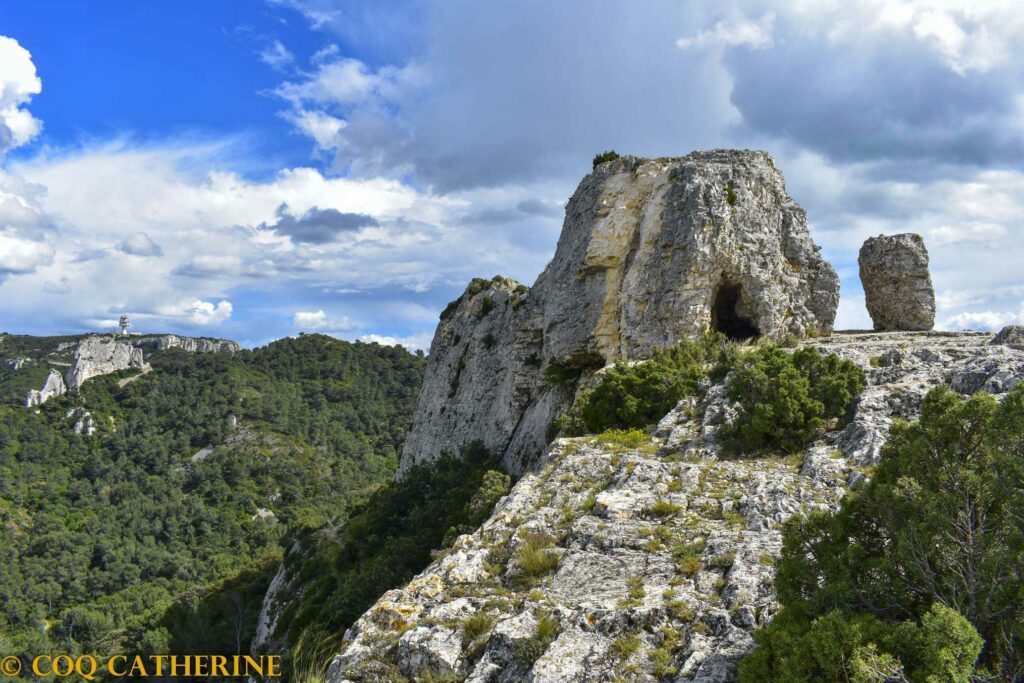 Le plateau sommital du mont Gaussier avec les falaises calcaires