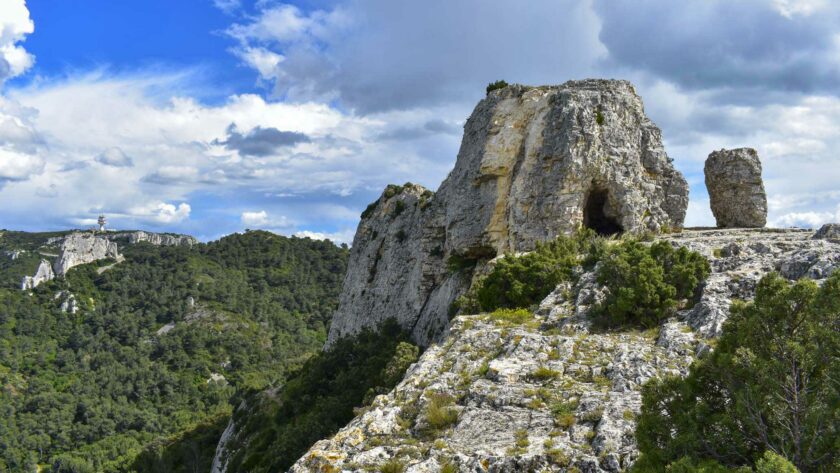 Le plateau sommital du mont Gaussier avec les falaises calcaires