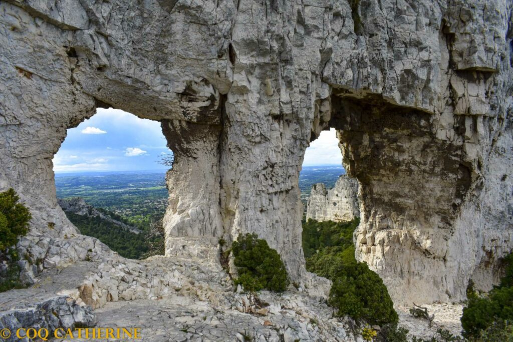 Vue sur et au travers du rocher aux deux trous