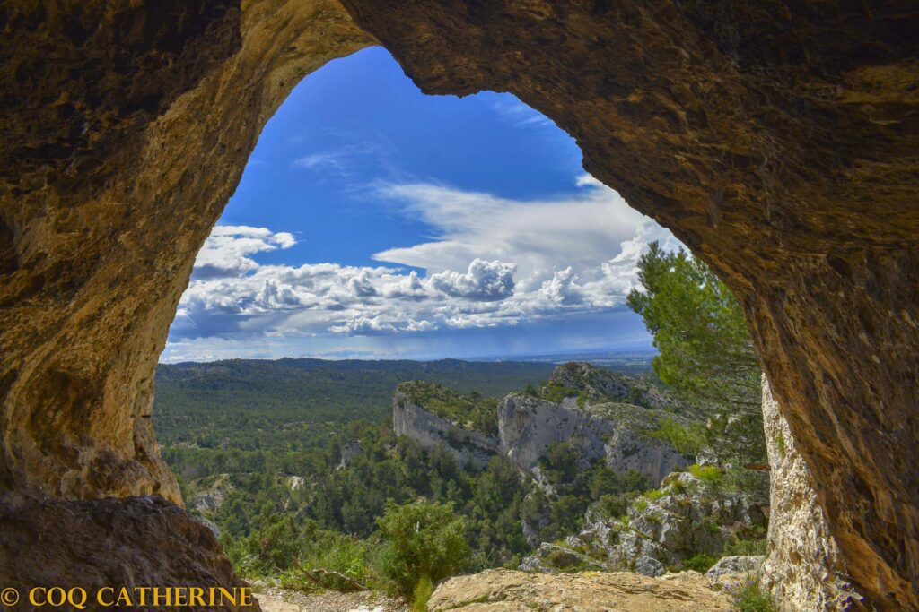 Passage du tunnel dans la falaise au Mont Gaussier et le panorma