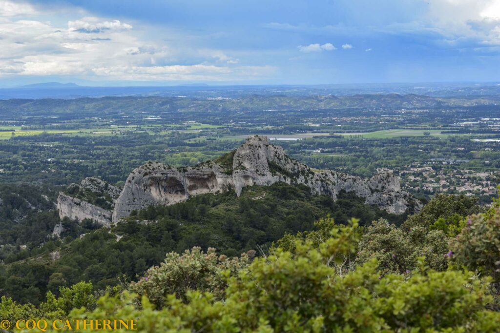 Panorama sur Saint Remy de Provence et les falaises du Mont Gaussier