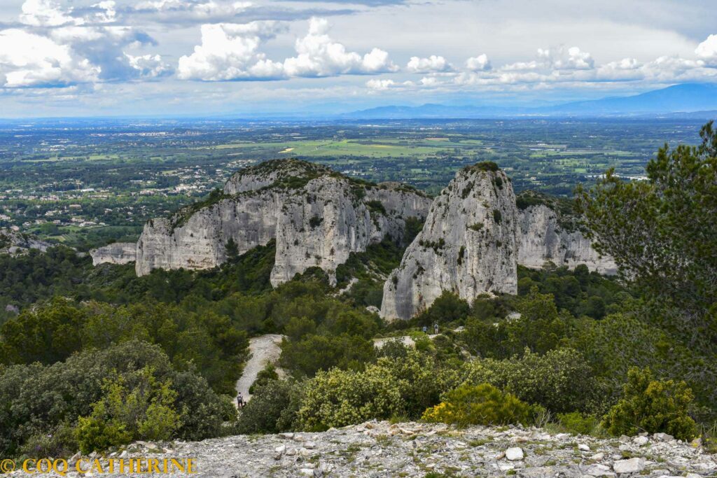 Les falaises des Alpilles avec le rocher aux 2 trous