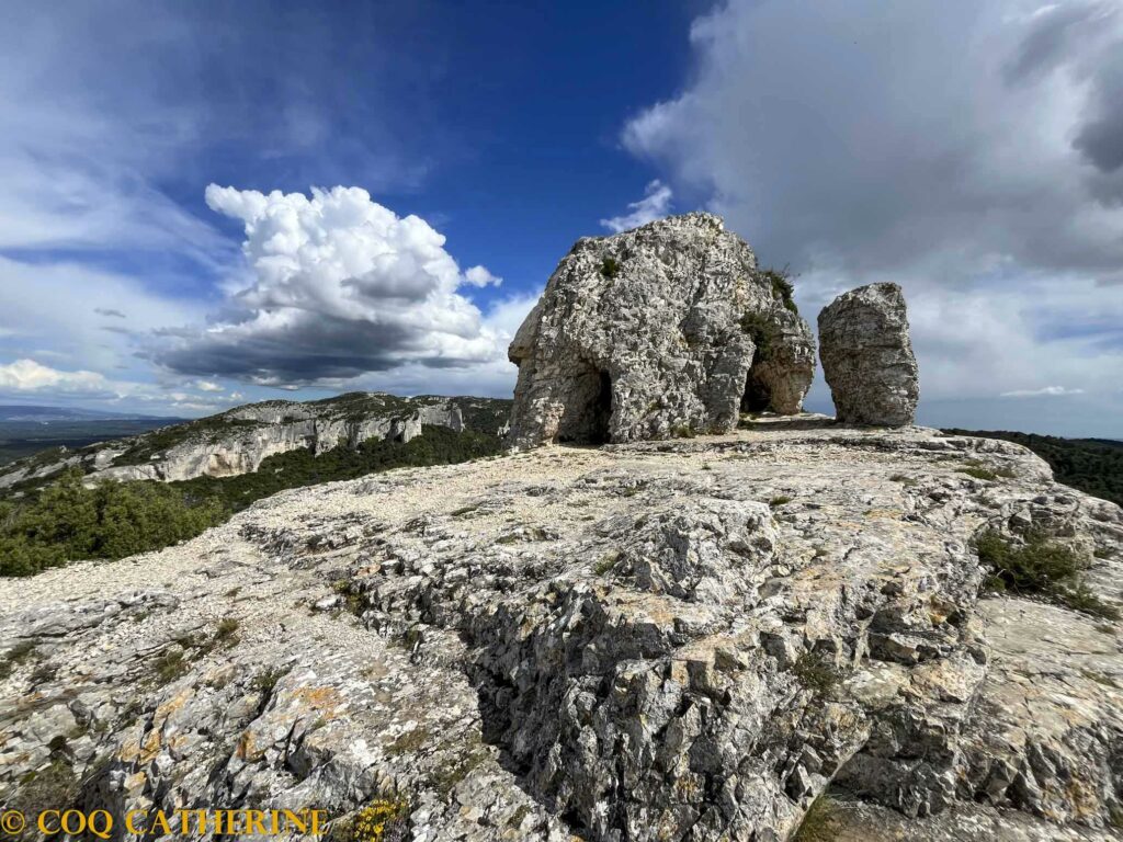 Le plateau sommital du mont Gaussier avec les falaises calcaires