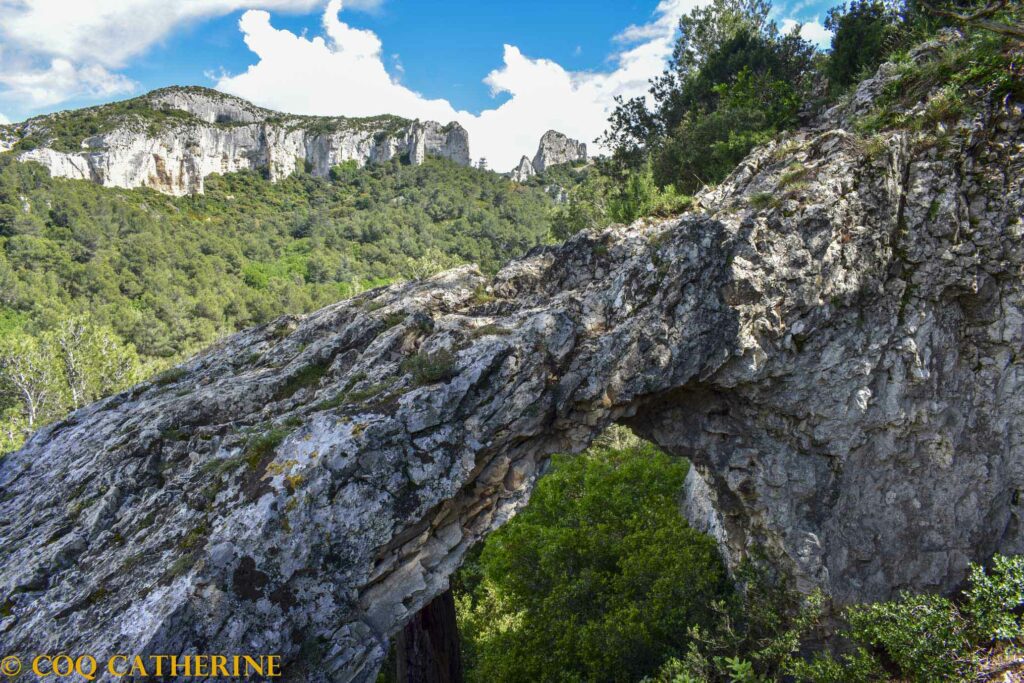 Panorama sur l’arche calcaire et les falaises des Alpilles