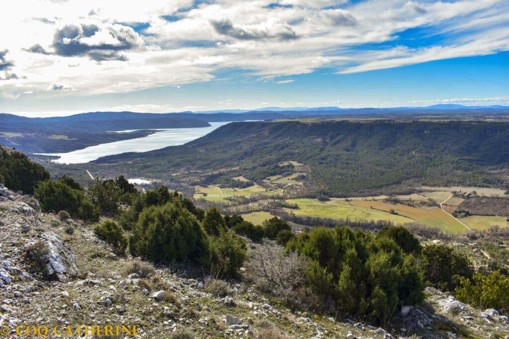 En rando sur la Voie Romaine avec le panorama sur le lac de Sainte Croix et le plateau de Valensole