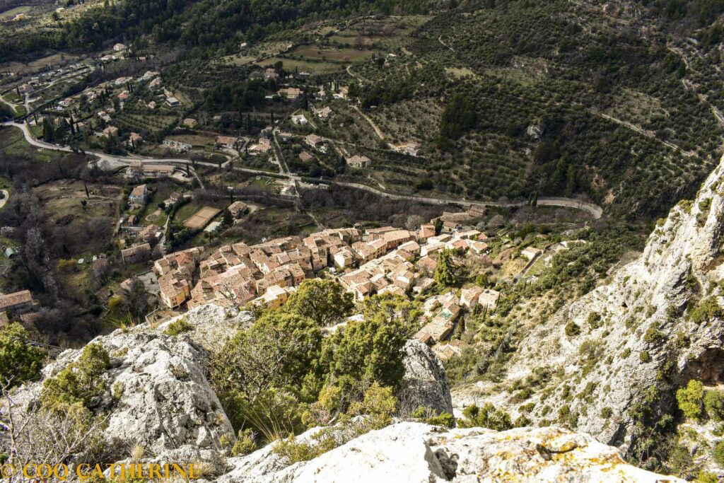 Vue aérienne des toits de Moustiers Sainte Maries depuis les falaises sur la rando