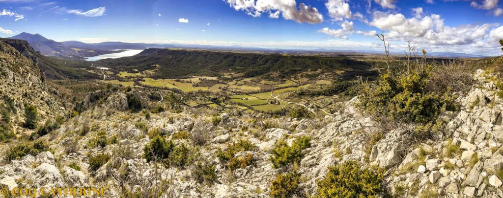 En rando avec le panorama sur la Voie Romaine, le lac de Sainte Croix et le plateau de Valensole