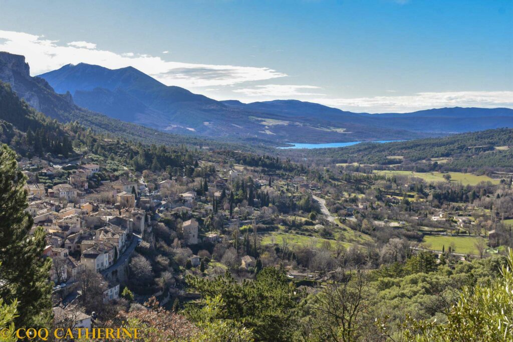 Panorama sur Moustiers et le lac de Sainte Croix et les montagnes des gorges du Verdon